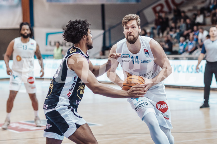 Basketball, Basketball Superliga 2023/24 , VF 2, Oberwart Gunners, Gmunden Swans, Patrick Emilien (15), Daniel Koeppel (14)