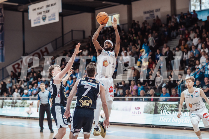 Basketball, Basketball Superliga 2023/24 , VF 2, Oberwart Gunners, Gmunden Swans, Orri Gunnarsson (29), Benedikt Guettl (7), Kris Monroe (13), Florian Koeppel (8)