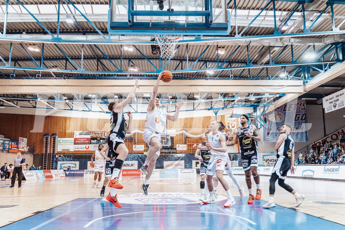 Basketball, Basketball Superliga 2023/24 , VF 2, Oberwart Gunners, Gmunden Swans, Orri Gunnarsson (29), Sebastian Kaeferle (7), Edi Patekar (9), Trey Moses (24)