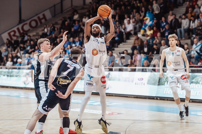 Basketball, Basketball Superliga 2023/24 , VF 2, Oberwart Gunners, Gmunden Swans, Orri Gunnarsson (29), Benedikt Guettl (7), Kris Monroe (13), Florian Koeppel (8)