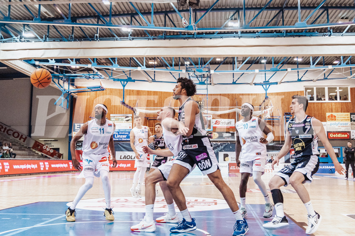 Basketball, Basketball Superliga 2023/24 , VF 2, Oberwart Gunners, Gmunden Swans, Derrek Brooks (11), Edi Patekar (9), Patrick Emilien (15), Munis Tutu (10), Benedikt Guettl (7)