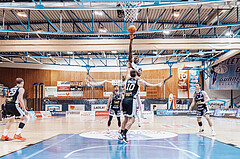 Basketball, Basketball Superliga 2023/24 , VF 2, Oberwart Gunners, Gmunden Swans, Shaquille Rombley (5), Toni Blazan (10)
