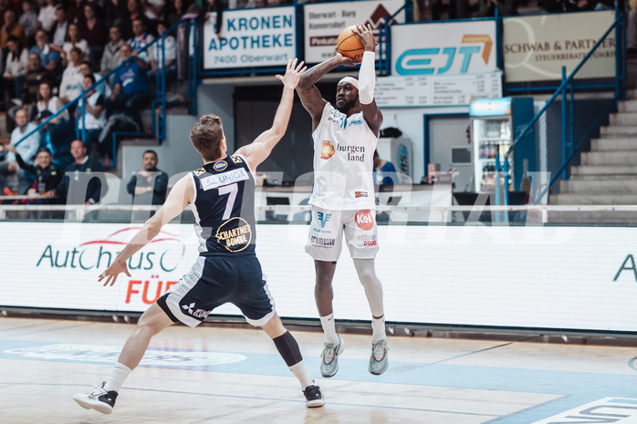 Basketball, Basketball Superliga 2023/24 , VF 2, Oberwart Gunners, Gmunden Swans, Benedikt Guettl (7), Munis Tutu (10)