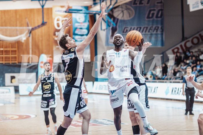 Basketball, Basketball Superliga 2023/24 , VF 2, Oberwart Gunners, Gmunden Swans, Benedikt Guettl (7), Munis Tutu (10)