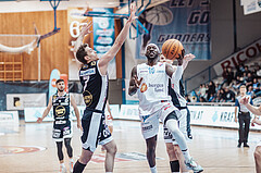 Basketball, Basketball Superliga 2023/24 , VF 2, Oberwart Gunners, Gmunden Swans, Benedikt Guettl (7), Munis Tutu (10)