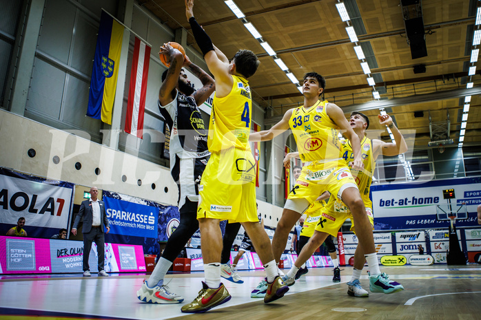 Basketball, Win2Day Superliga 2023/24, Grunddurchgang 4.Runde, SKN St. Pölten, Gmunden Swans, Trey Alex Moses (24), Felix Angerbauer (4)