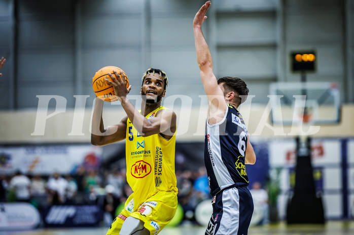 Basketball, Win2Day Superliga 2023/24, Grunddurchgang 4.Runde, SKN St. Pölten, Gmunden Swans, Michael Anthony Randolph Jr. (5), Daniel Friedrich (6)