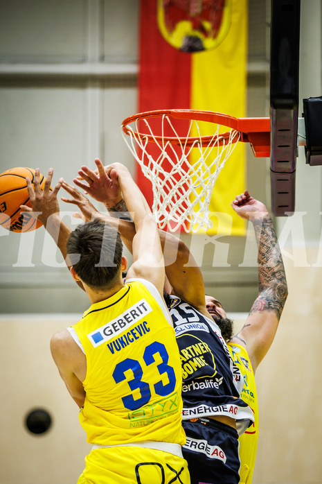 Basketball, Win2Day Superliga 2023/24, Grunddurchgang 4.Runde, SKN St. Pölten, Gmunden Swans, Dimitrije Vukicevic (33), Patrick Emilien (15)