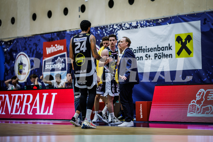 Basketball, Win2Day Superliga 2023/24, Grunddurchgang 4.Runde, SKN St. Pölten, Gmunden Swans, Anton Mirolybov (Head Coach)