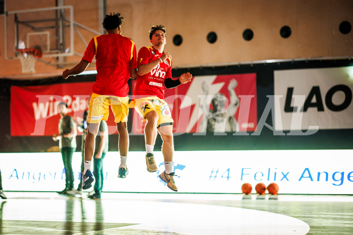Basketball, Win2Day Superliga 2023/24, Grunddurchgang 4.Runde, SKN St. Pölten, Gmunden Swans, Philip Konate (3), Felix Angerbauer (4)
