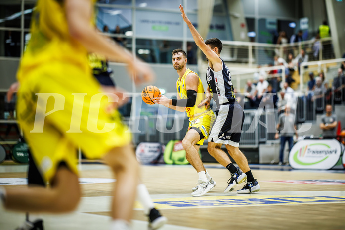 Basketball, Win2Day Superliga 2023/24, Grunddurchgang 4.Runde, SKN St. Pölten, Gmunden Swans, Matej Kavas (40)