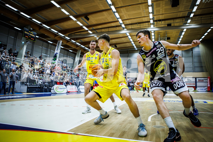 Basketball, Win2Day Superliga 2023/24, Grunddurchgang 4.Runde, SKN St. Pölten, Gmunden Swans, Janis Tomaschek (14), Orri Gunnarsson (29)