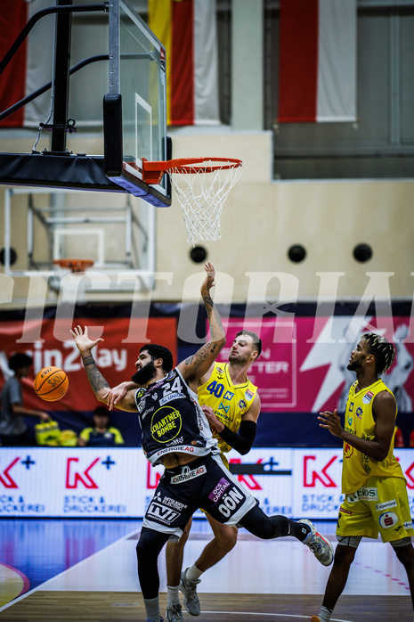 Basketball, Win2Day Superliga 2023/24, Grunddurchgang 4.Runde, SKN St. Pölten, Gmunden Swans, Trey Alex Moses (24), Matej Kavas (40)