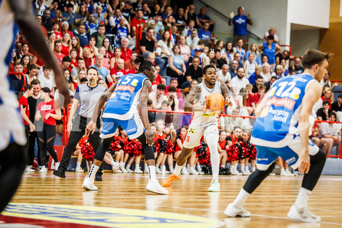 Basketball, win2day Basketball Superliga 2023/24, Halbfinale Spiel 5, Traiskirchen Lions, Oberwart Gunners, Davon Clare (5)