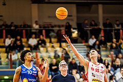 Basketball, Win2Day Superliga 2024/25, 2. Platzierungsrunde, Traiskirchen Lions, Oberwart Gunners, Robert Allen (10), Denis Krestinin (55)