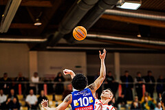 Basketball, Win2Day Superliga 2024/25, 2. Platzierungsrunde, Traiskirchen Lions, Oberwart Gunners, Robert Allen (10), Denis Krestinin (55)