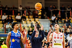 Basketball, Win2Day Superliga 2024/25, 2. Platzierungsrunde, Traiskirchen Lions, Oberwart Gunners, Robert Allen (10), Denis Krestinin (55)