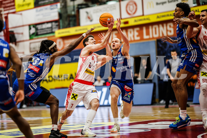 Basketball, Win2Day Superliga 2024/25, 2. Platzierungsrunde, Traiskirchen Lions, Oberwart Gunners, Benedikt Güttl (7), Sebastian Käferle (7)