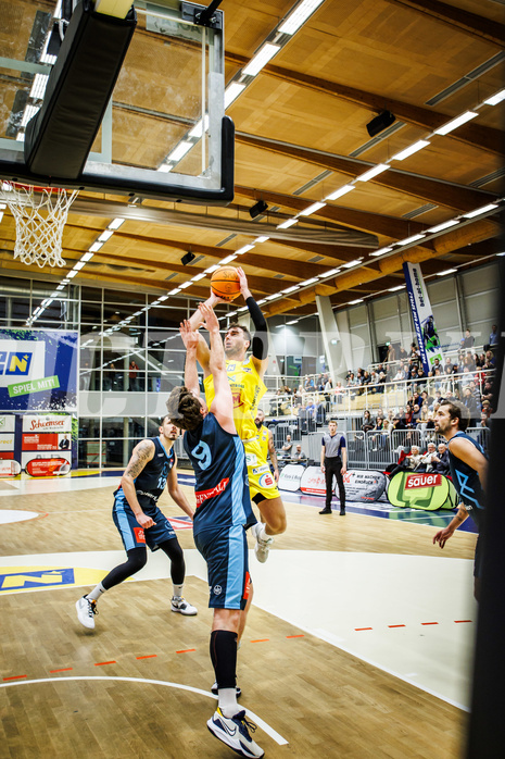 Basketball, Win2Day Superliga 2023/24, Grunddurchgang 6.Runde, SKN St. Pölten, Vienna Timberwolves, Matej Kavas (40)