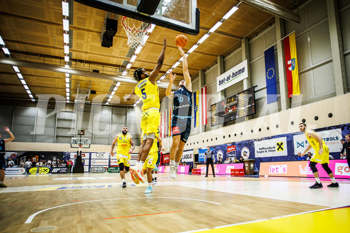 Basketball, Win2Day Superliga 2023/24, Grunddurchgang 6.Runde, SKN St. Pölten, Vienna Timberwolves, Michael Anthony Randolph Jr. (5), Jakob Szkutta (10)