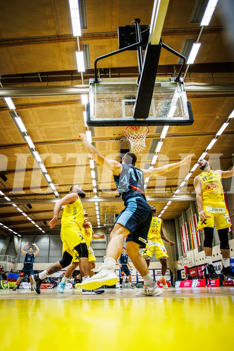 Basketball, Win2Day Superliga 2023/24, Grunddurchgang 6.Runde, SKN St. Pölten, Vienna Timberwolves, Nebosja Dukic (13), Jakob Szkutta (10)