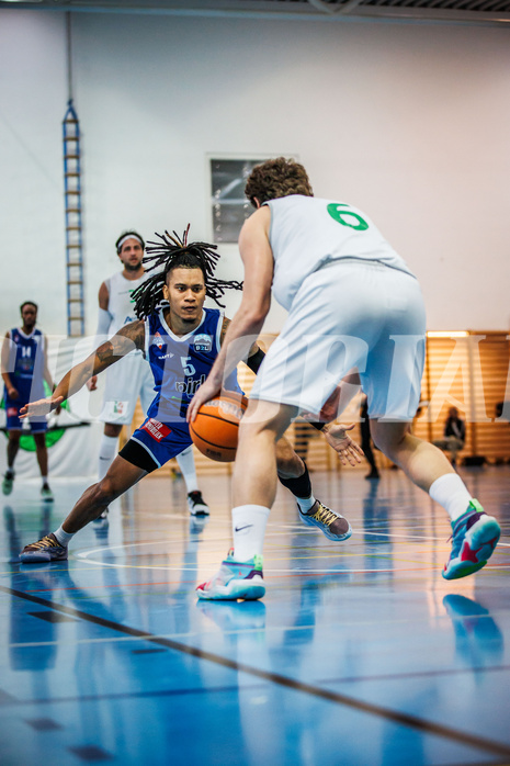Basketball, Basketball Zweite Liga 2024/25, Viertelfinale Spiel 2, UDW Alligators, Kufstein Towers, Aytor Johnson Alberto (5), Ognjen Drljaca (6)