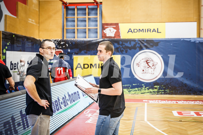 Basketball, bet-at-home Basketball Superliga 2021/22, Grunddurchgang 5.Runde, Traiskirchen Lions, Kapfenberg Bulls, Nenad Josipovic (Head Coach), Dominik Günthner (Ass. Coach)