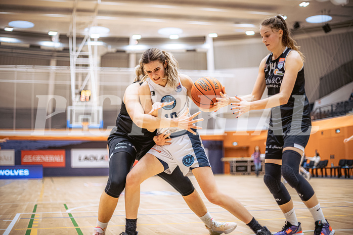 Basketball, Win2Day Basketball Damen Superliga 2022/23, Grunddurchgang 13.Runde, Vienna Timberwolves, Basket Flames, Iva Ilic (10), Lara Brunner (14)