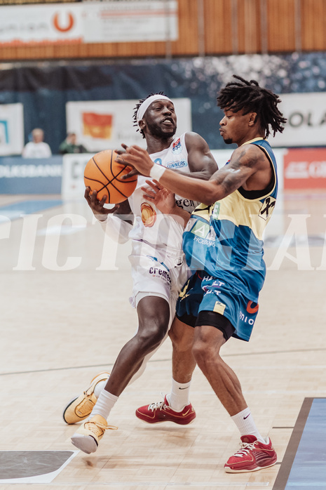 Basketball, Basketball Austria Cup 2023/24, Viertelfinale, Oberwart Gunners, UBSC Graz, Munis Tutu (10), Zachery Deshon Cooks (3)