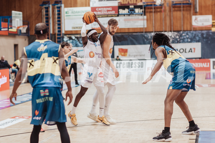 Basketball, Basketball Austria Cup 2023/24, Viertelfinale, Oberwart Gunners, UBSC Graz, Munis Tutu (10), Daniel Koeppel (14)