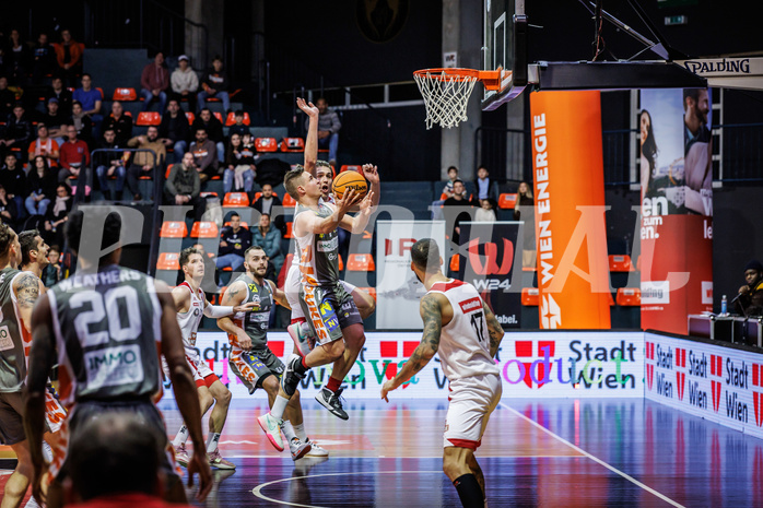 Basketball, Win2Day Superliga 2023/24, Grunddurchgang 18.Runde, BC Vienna, Klosterneuburg Dukes, Darko Bajo (13), Valentin Bauer (14)