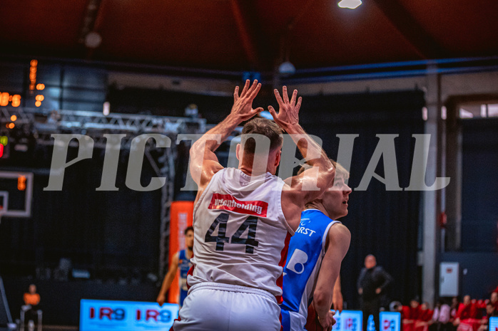 Basketball, Win2Day Superliga 2022/23, 8. Platzierungsrunde, BC Vienna, Oberwart Gunners, Enis Murati (44), Florian Köppel (8)
