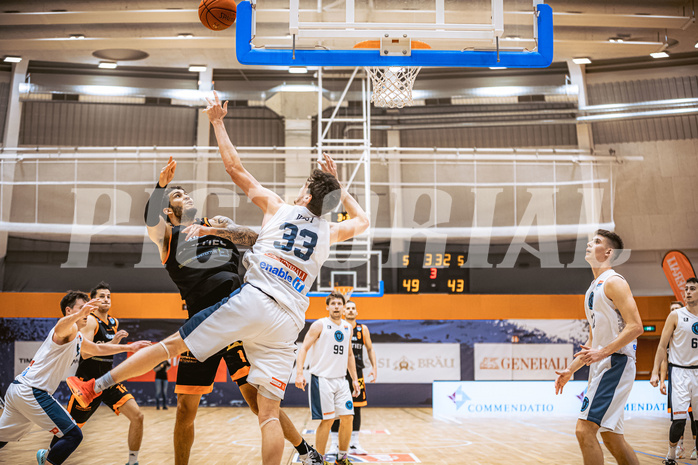 Basketball, Win2Day Superliga 2022/23, Grunddurchgang 11.Runde, Vienna Timberwolves, CITIES Panthers Fürstenfeld, Jaylen Butz (12), Chris Vogt (33)