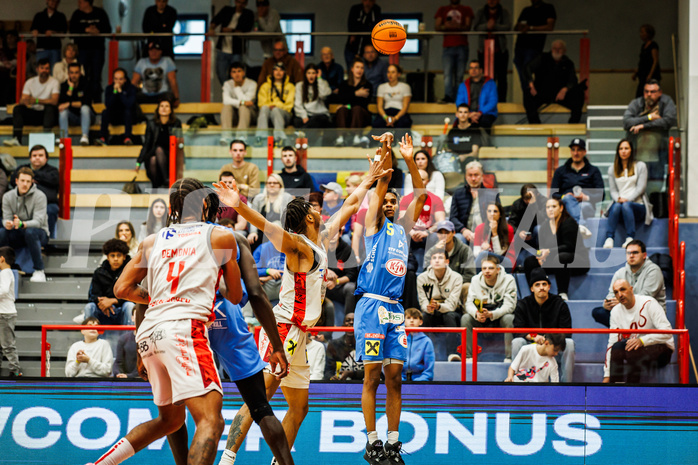 Basketball, win2day Basketball Superliga 2023/24, Viertelfinale Spiel 3, Traiskirchen Lions, SKN St.Pölten, Michael Anthony Randolph Jr. (5)