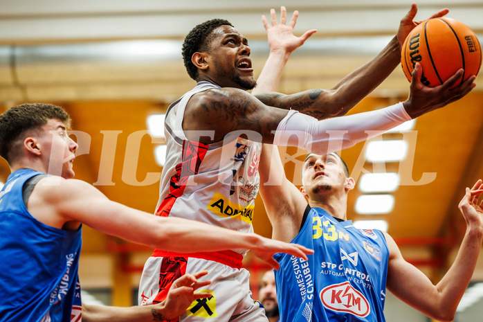 Basketball, win2day Basketball Superliga 2023/24, Viertelfinale Spiel 3, Traiskirchen Lions, SKN St.Pölten, Davon Clare (5)