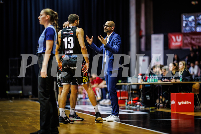 Basketball, Win2Day Superliga 2023/24, Grunddurchgang 4.Runde, BC Vienna, Flyers Wels, Radii Caisin (13), Sebastian Waser (Head Coach)