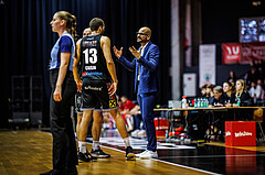Basketball, Win2Day Superliga 2023/24, Grunddurchgang 4.Runde, BC Vienna, Flyers Wels, Radii Caisin (13), Sebastian Waser (Head Coach)