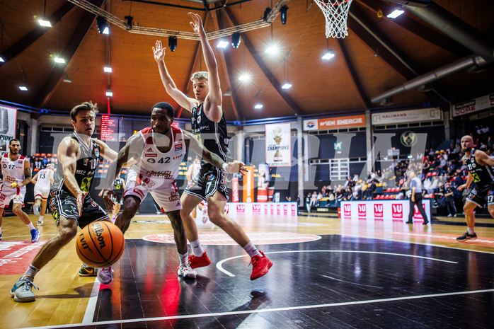 Basketball, Win2Day Superliga 2023/24, Grunddurchgang 4.Runde, BC Vienna, Flyers Wels, Paul Isbetcherian (19), Demarkus Stuckey Jr. (42), Dejan Kovacevic (17)