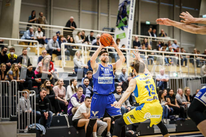 Basketball, bet-at-home Basketball Superliga 2021/22, Platzierungsrunde 9.Runde, SKN St. Pölten Basketball, Oberwart Gunners, Ioannis Chatzinikolas (11)