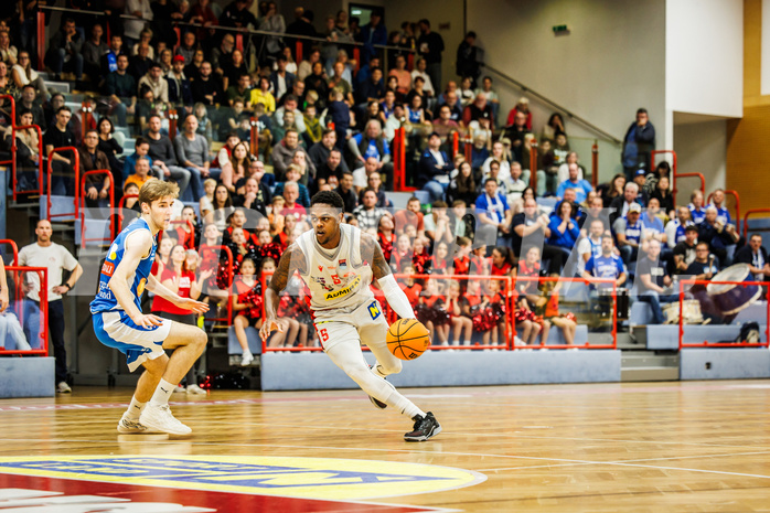 Basketball, win2day Basketball Superliga 2023/24, Grunddurchgang 6.Runde, Traiskirchen Lions, Oberwart Gunners, Davon Clare (5)