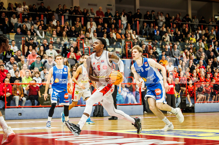 Basketball, win2day Basketball Superliga 2023/24, Grunddurchgang 6.Runde, Traiskirchen Lions, Oberwart Gunners, Davon Clare (5)