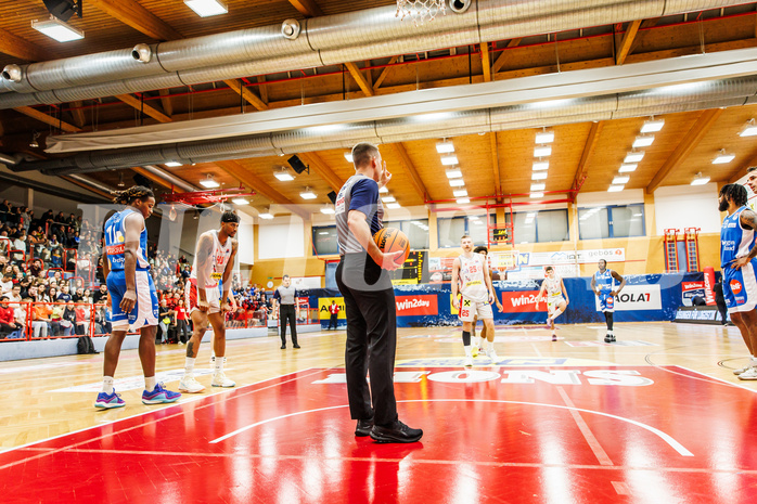 Basketball, win2day Basketball Superliga 2023/24, Grunddurchgang 6.Runde, Traiskirchen Lions, Oberwart Gunners, Edgars Lasenbergs (25) #referees