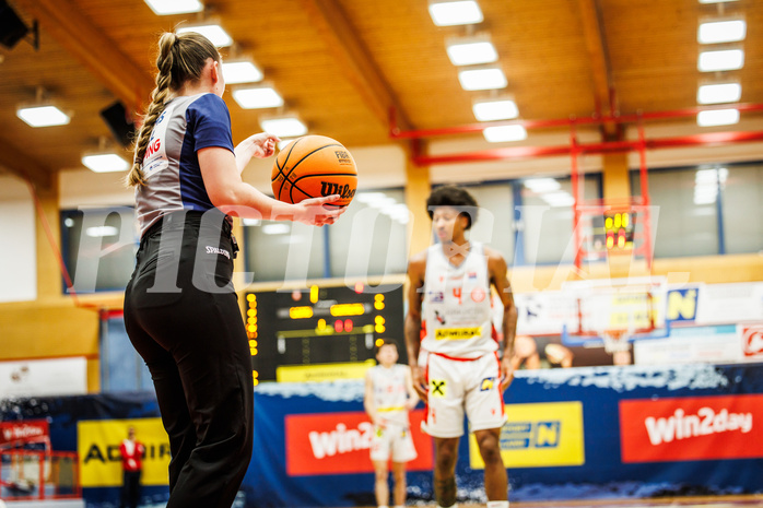 Basketball, win2day Basketball Superliga 2023/24, Grunddurchgang 6.Runde, Traiskirchen Lions, Oberwart Gunners, Demarcus Demonia (4) #referee