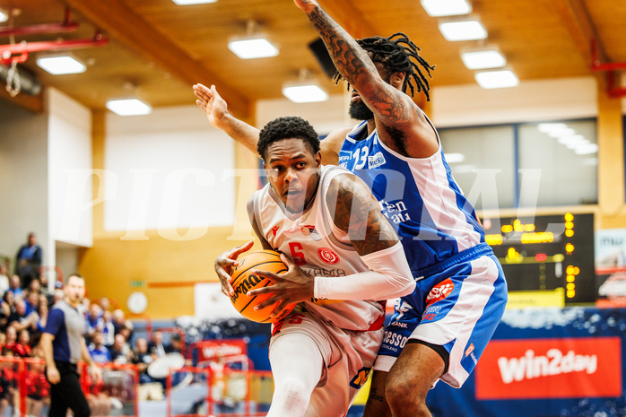 Basketball, win2day Basketball Superliga 2023/24, Grunddurchgang 6.Runde, Traiskirchen Lions, Oberwart Gunners, Davon Clare (5)