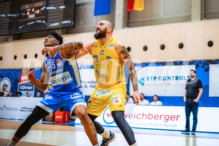 Basketball, Win2Day Superliga 2022/23, 2. Platzierungsrunde, SKN St. Pölten, Oberwart Gunners, Rob Howard (5), Nebosja Dukic (13)