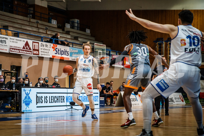 Basketball, bet-at-home Basketball Superliga 2021/22, Grunddurchgang Runde 16, Oberwart Gunners, Klosterneuburg Dukes, Travis Atson (4)