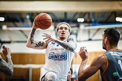 Basketball, bet-at-home Basketball Superliga 2021/22, Grunddurchgang Runde 16, Oberwart Gunners, Klosterneuburg Dukes, Travis Atson (4)