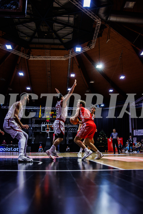 Basketball, Win2Day Superliga 2024/25, Grunddurchgang 13.Runde, BC Vienna, Traiskirchen Lions, Mustafa Hassan Zadeh (5), Ryan Moffat (4)