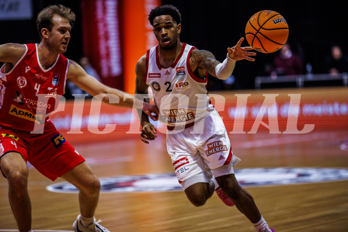 Basketball, Win2Day Superliga 2024/25, Grunddurchgang 13.Runde, BC Vienna, Traiskirchen Lions, Ryan Moffat (4), Zac Owens (2)