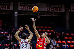 Basketball, Win2Day Superliga 2024/25, Grunddurchgang 13.Runde, BC Vienna, Traiskirchen Lions, Ivan Gavrilovic (23), Noah Oguamalam (20)